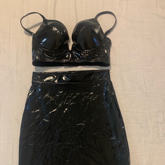 Faux Latex Outfil - Picture 1 of 3